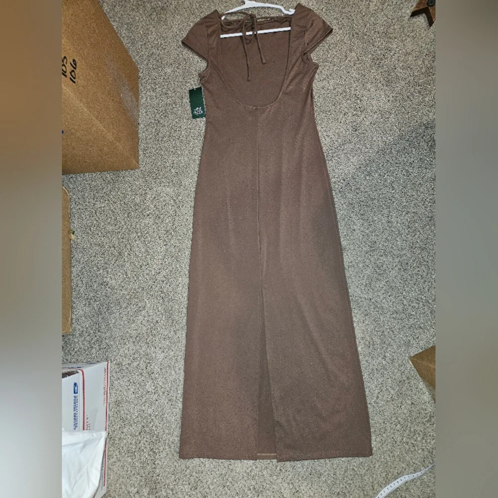 (9) WILD FABLE Short Sleeve Maxi Dress in Taupe - Picture 5 of 6